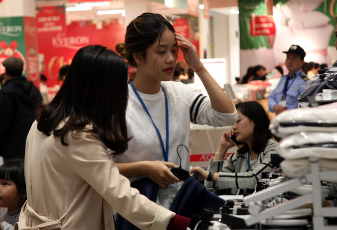 Mưa cả ngày, người Hà Nội đổ về các TTTM mua sắm và vui chơi ngày đầu nghỉ lễ Tết Dương lịch